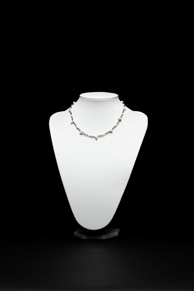 White Turquoise Chip Stone Necklace detail 1